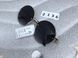 Сонцезахисні окуляри з чорними лінзами в обідку півколом